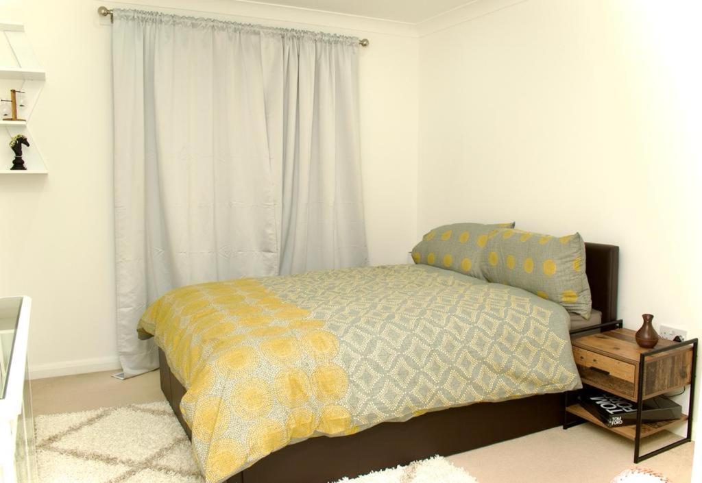 Beautiful 1-Bed Apartment In Redhill Redhill  Exteriör bild